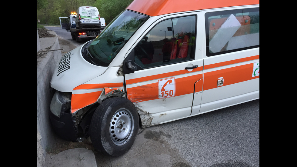 На пътя Русе - Велико Търново катастрофира линейка