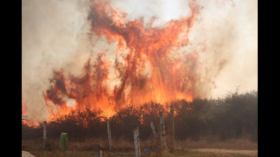 Пожар пламна край казанлъшко село