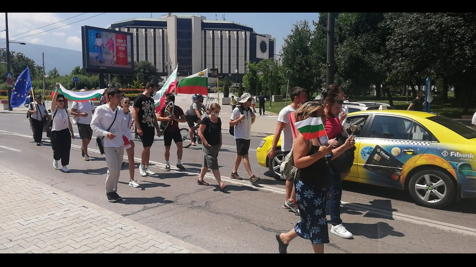 Група протестиращи блокира половин София