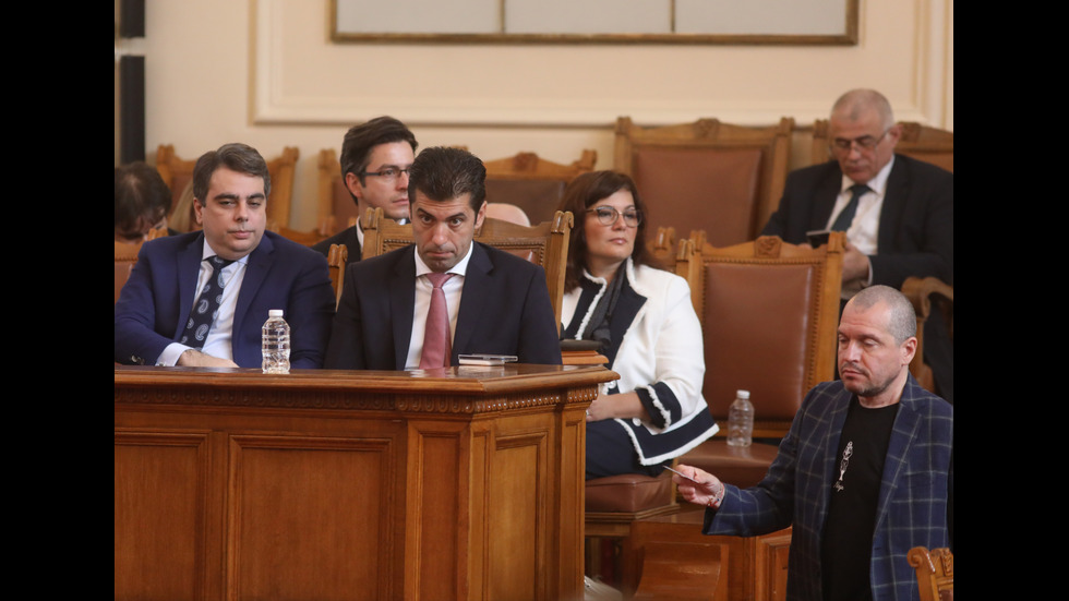 Депутатите обсъждат отстраняването на председателя на парламента