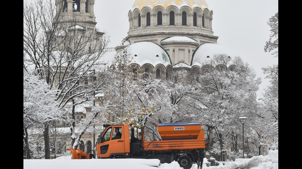 Сняг заваля на много места в страната