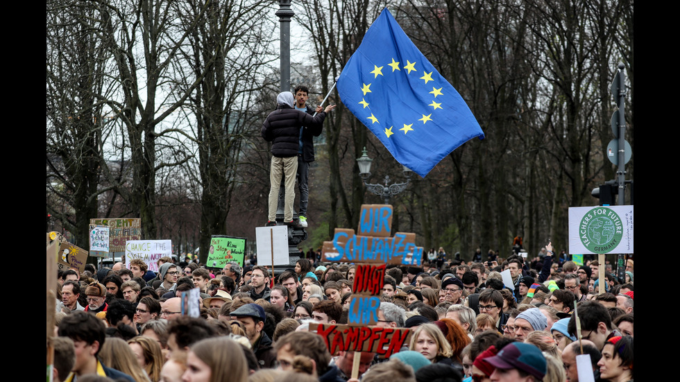 Хиляди младежи протестират в Германия срещу промените в климата