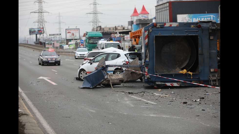 Верижна катастрофа с 10 коли и два тира на Околовръстното в София