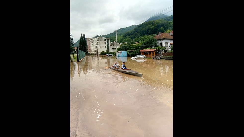 Наводнение в Тетевен, плават с кану по улиците