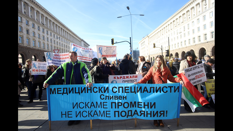 Медици пренощуваха пред МС, искат среща с Борисов