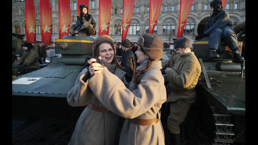 ВОЕНЕН ПАРАД В МОСКВА: Историческа възстановка на Червения площад