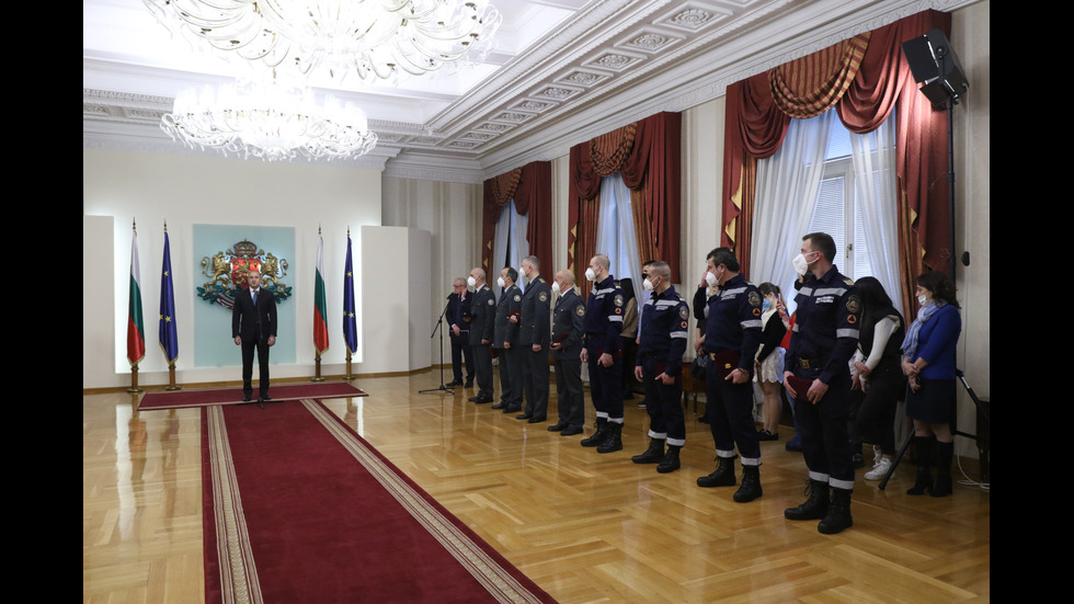 Президентът удостои с държавни отличия огнеборци
