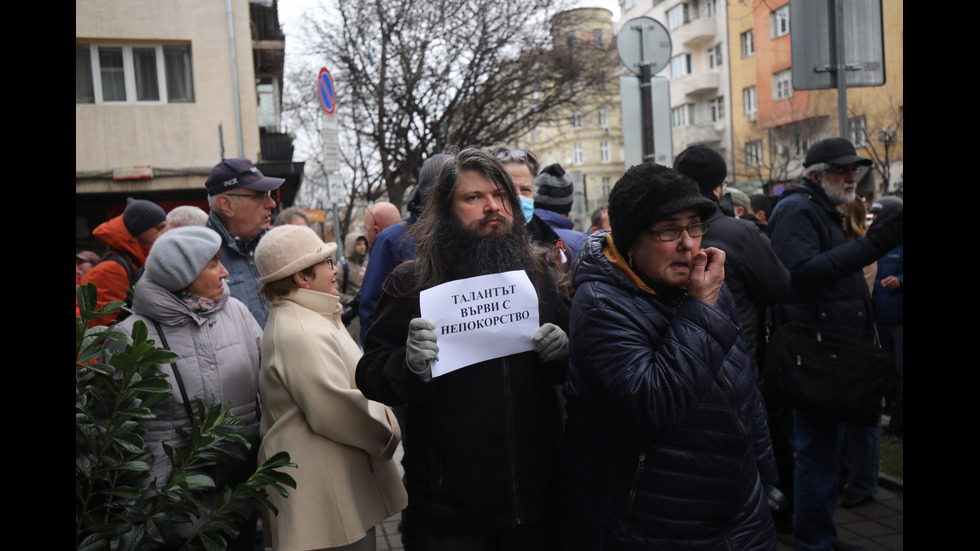 Протест пред Народния театър "Иван Вазов" в защита на Морфов