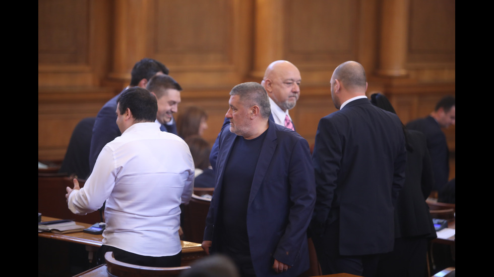 Ден втори: Парламентът в криза