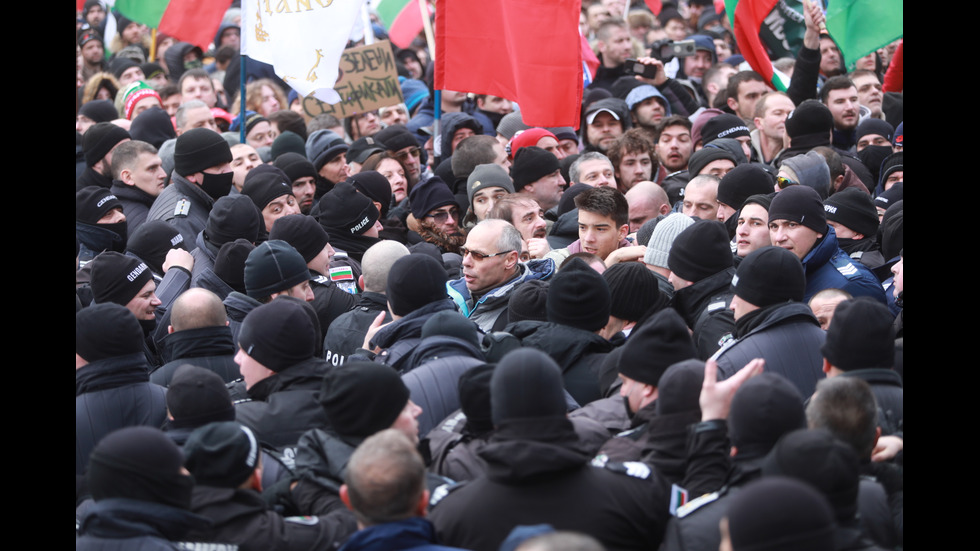 "Възраждане" организира протест срещу зеления сертификат, докараха водно оръдие пред НС