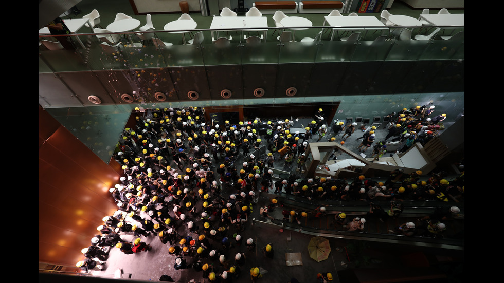 Полицията си върна контрола над парламента в Хонконг