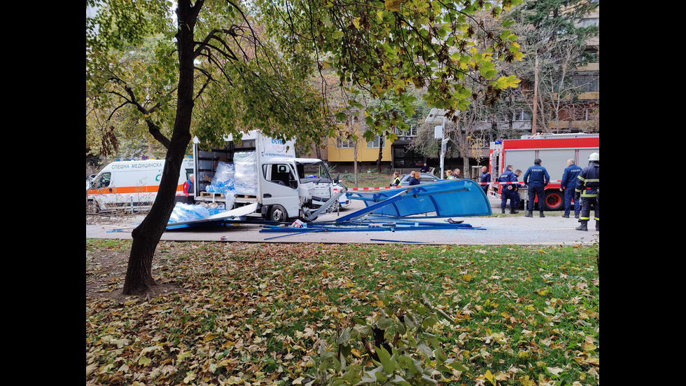 Камион се вряза в спирка в София, 19-годишно момиче загина