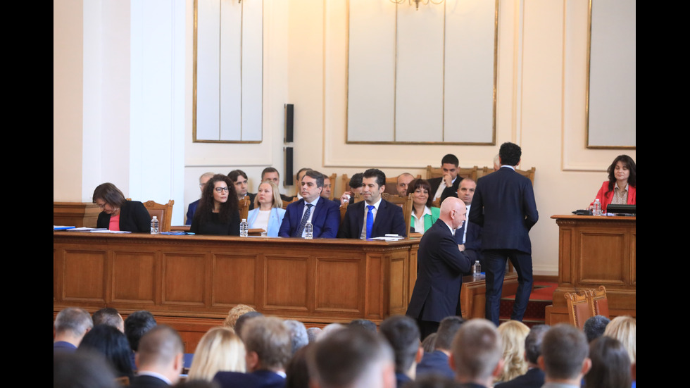Парламентът обсъжда вота на недоверие към кабинета "Петков"
