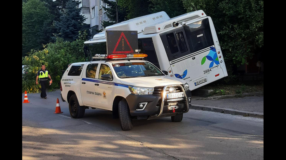 Катастрофа с автобус в София, има ранени, сред които и дете