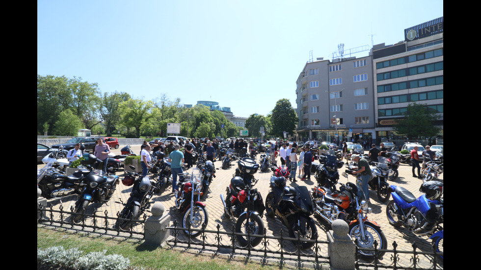 Транспортният министър отиде с мотопед на протеста на мотористите