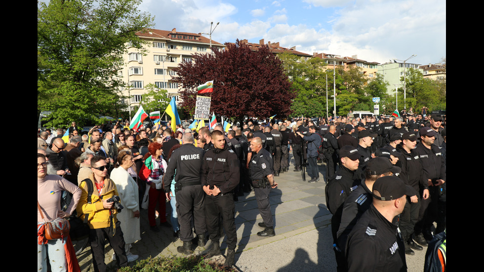 Сблъсъци белязаха протеста край Паметника на Съветската армия