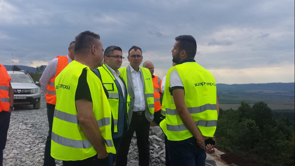 Регионалният министър инспектира строителството на новия участък на АМ "Хемус"