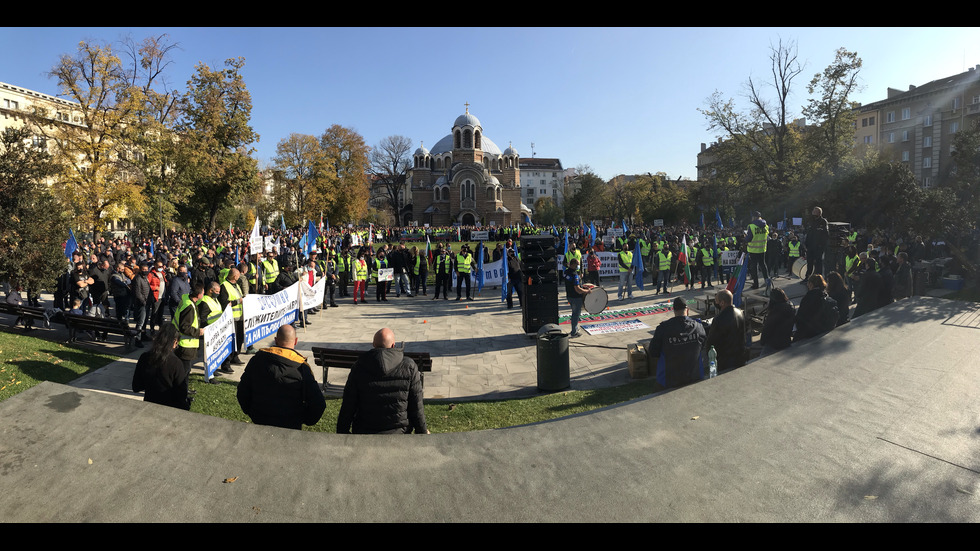 Полицейските служители излизоха на протест