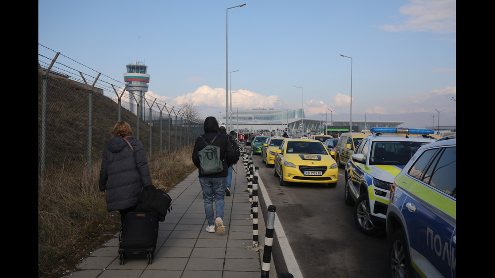 Таксиметрови шофьори на протест заради новата организация на движение пред летище София