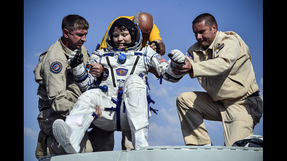 Астронавти кацнаха на Земята след 7 месеца на МКС