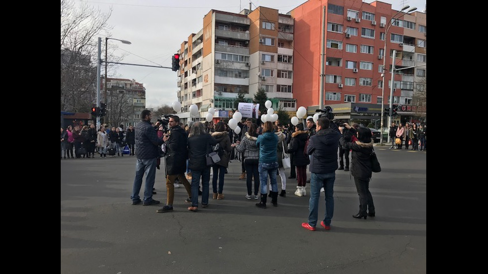 Блокада на кръстовище в знак на протест след смъртта на ученик