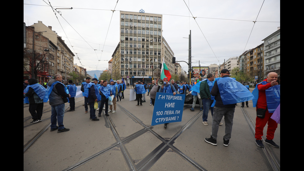 Протест на служителите в градския транспорт блокира София