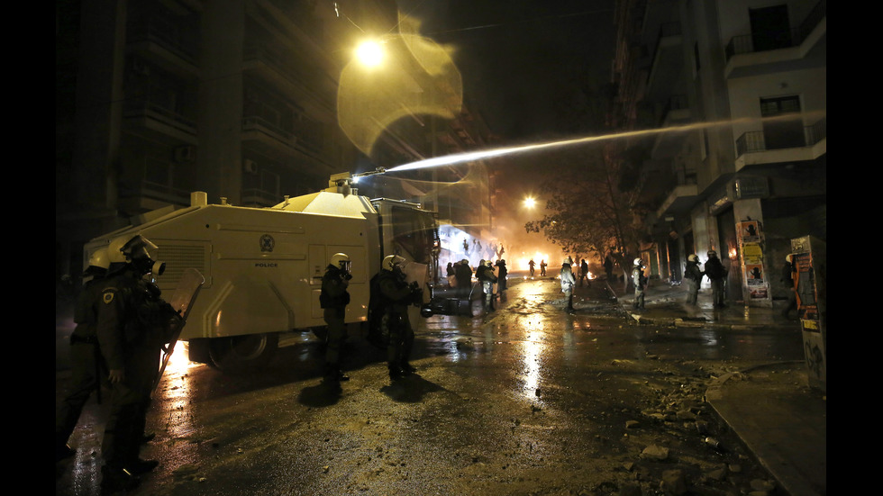 Сблъсъци в Атина: Маскирани хвърляха бомби и подпалиха автомобили