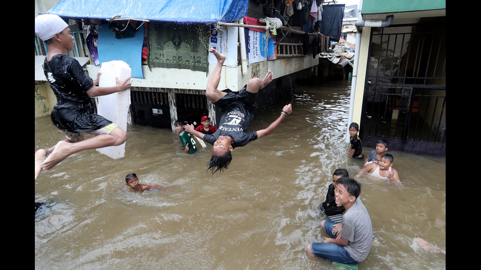 Големи наводнения парализираха Джакарта