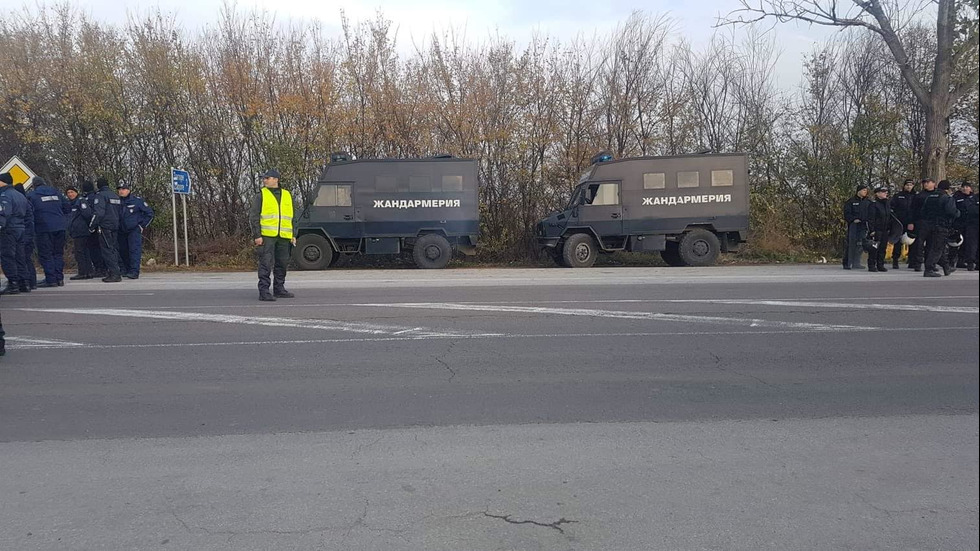 Протестиращи блокираха основни пътища в страната