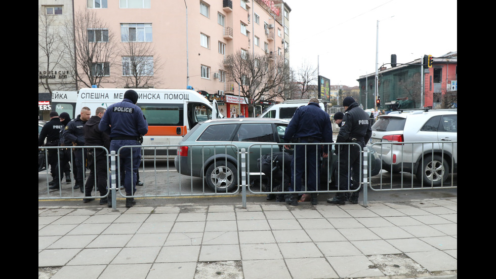 СЛЕД ГОНКА: Патрулка и лек автомобил се удариха в центъра на София