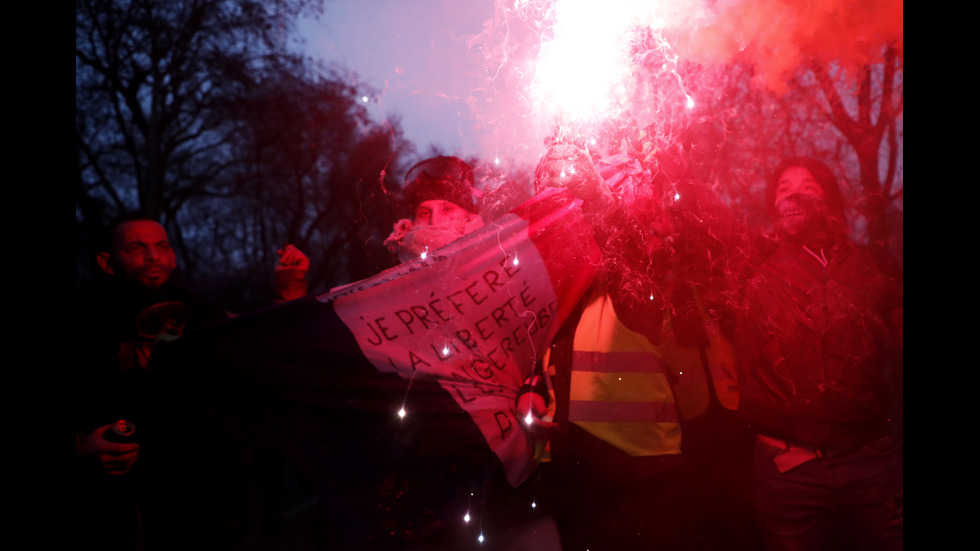 27 000 души са участвали в десетия протест на „жълтите жилетки” във Франция