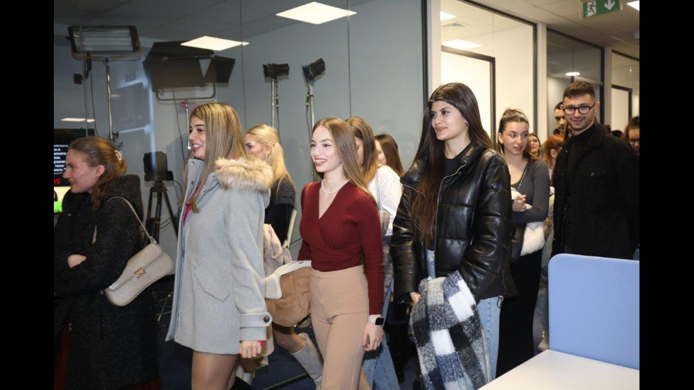 Студенти по журналистика на посещение в свръхмодерния медиен комплекс на NOVA