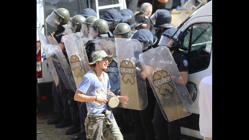 Протест пред парламента