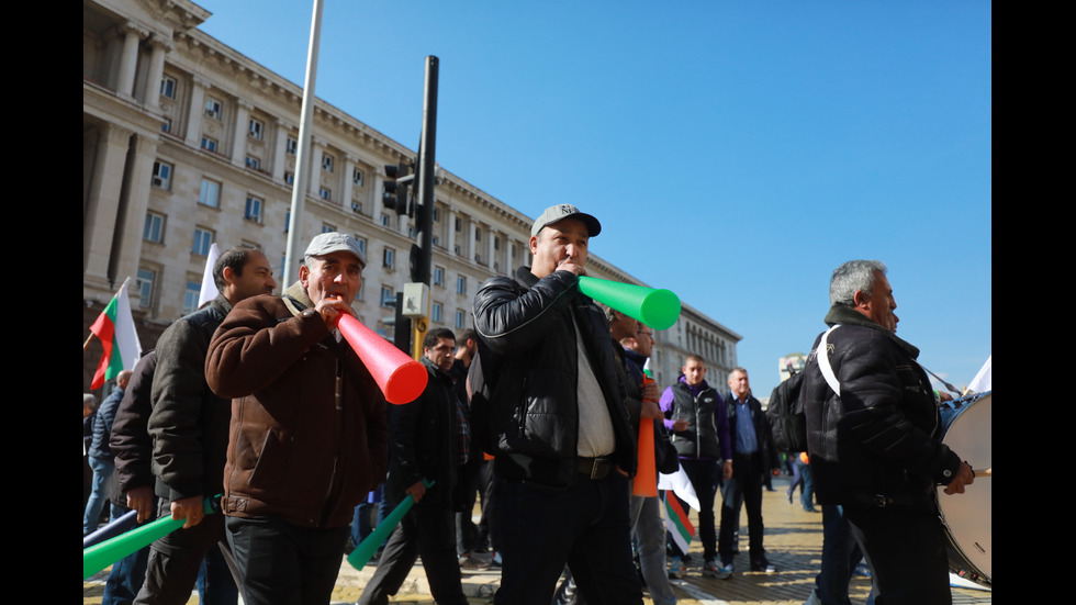 Бизнесът и синдикатите излязоха на протест