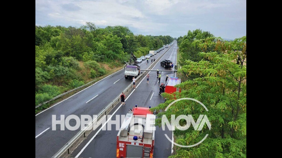 Камион събори предпазна рамка