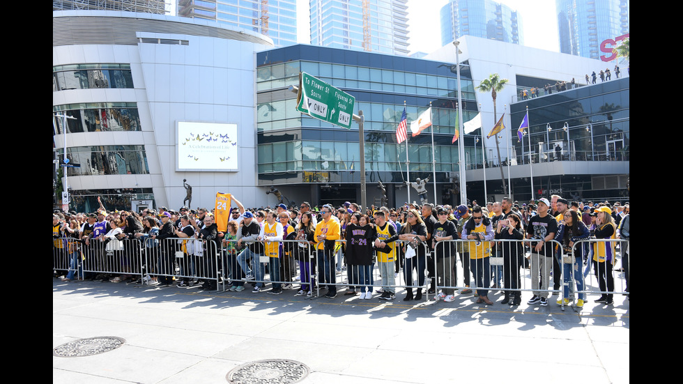 Хиляди се простиха с Коби Брайънт