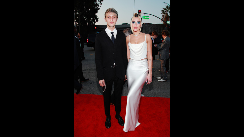 Стил и сексапил завладяха червения килим на наградите „Грами”