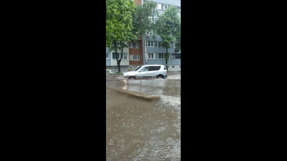 Порой превърна улиците на Ловеч и Правец в реки