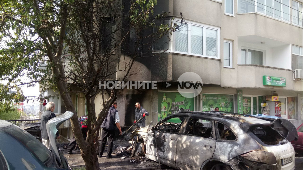 Няколко коли изгоряха във варненски квартал