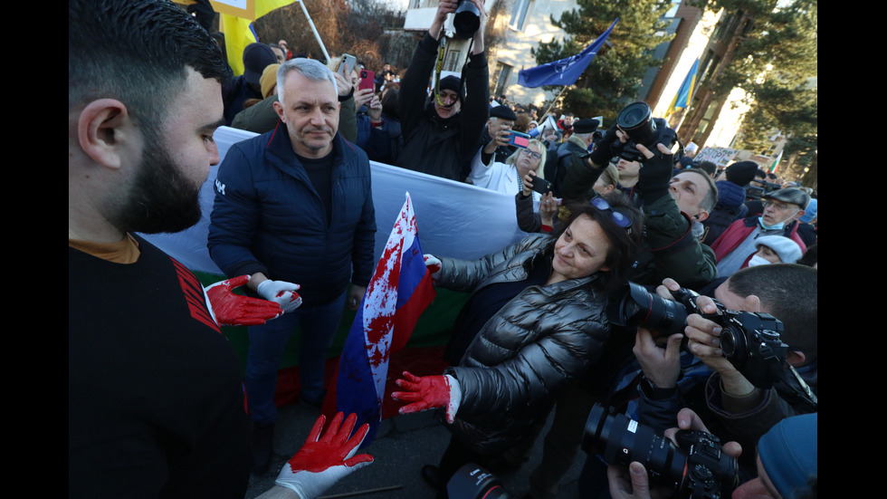 Протест пред руското посолство в София