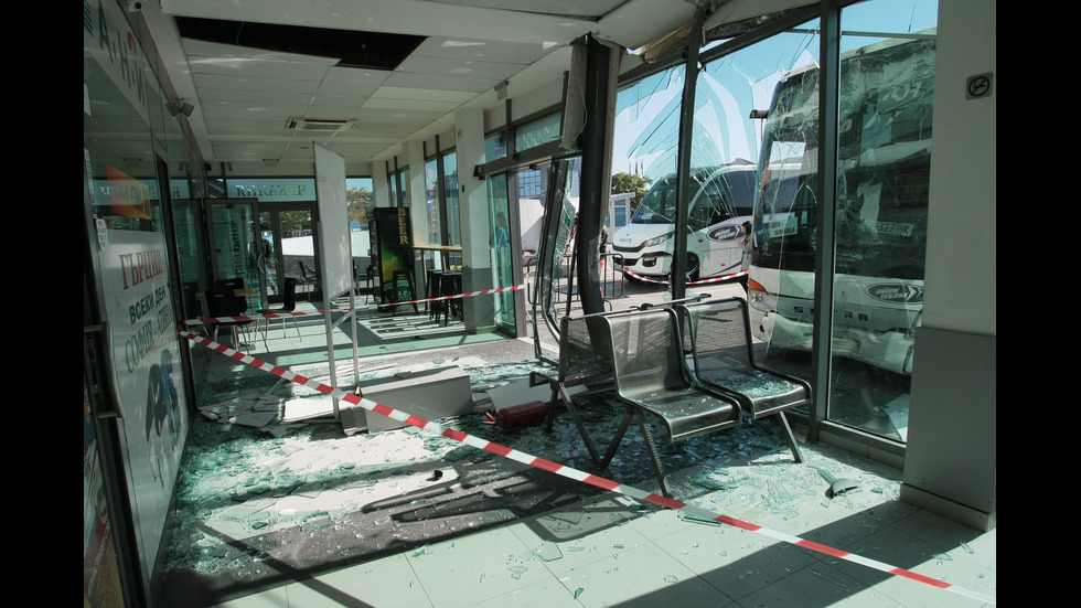 Автобус се вряза в автогара в София