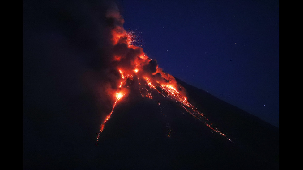 Вулканът Майон бълва лава на 400 метра височина