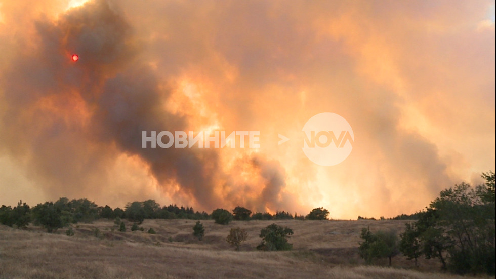 Пожар заплашва къщи в село Българска поляна