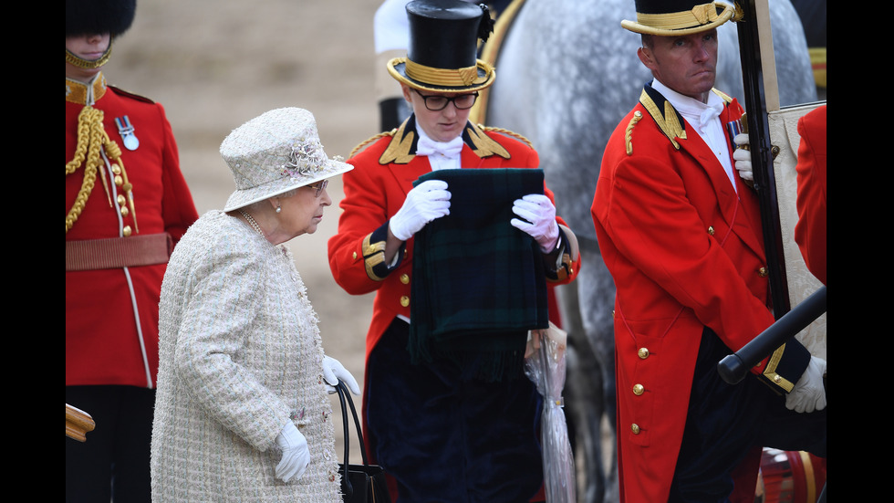 С традиционен парад в Лондон отбелязват 93-ия рожден ден на кралица Елизабет Втора