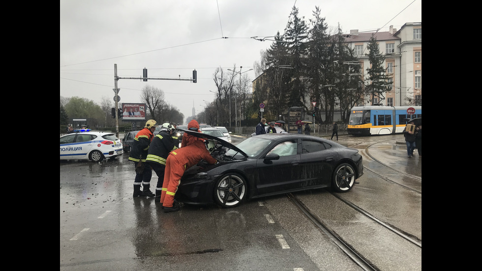 Катастрофа блокира движението в центъра на София