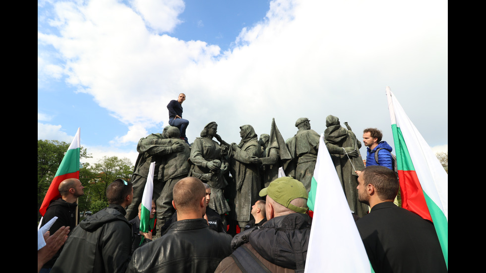 Сблъсъци белязаха протеста край Паметника на Съветската армия