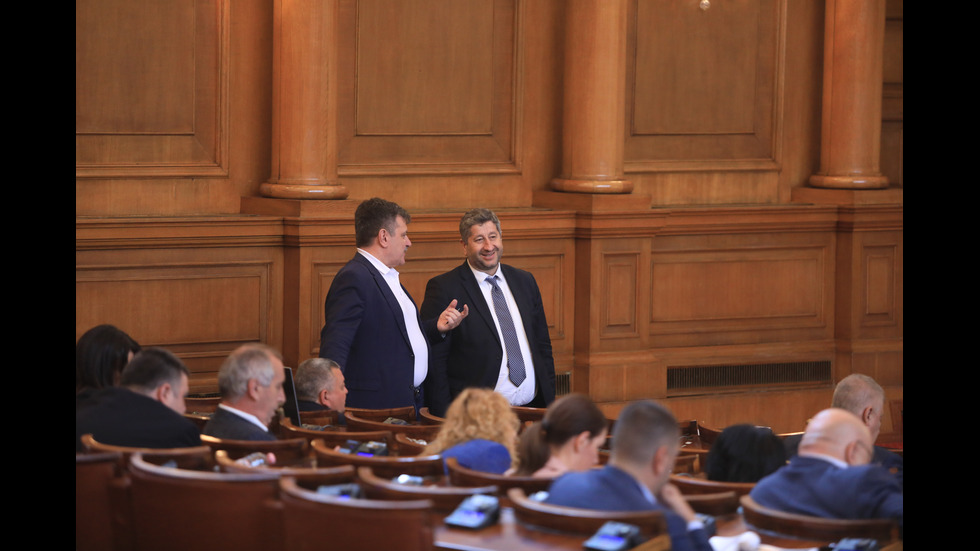 Парламентът обсъжда вота на недоверие към кабинета "Петков"