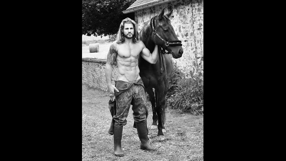 Фермери показаха изваяни тела в календар за 2017 г.