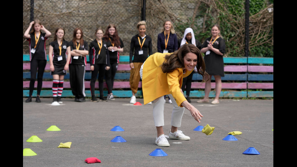 ЕЛЕГАНТНА В ЖЪЛТО: Принцесата на Уелс Катрин на благотворително събитие в Бат