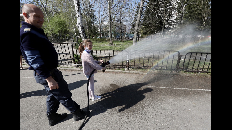 Тренировъчна евакуация и демонстрация на пожарникари и доброволци в София